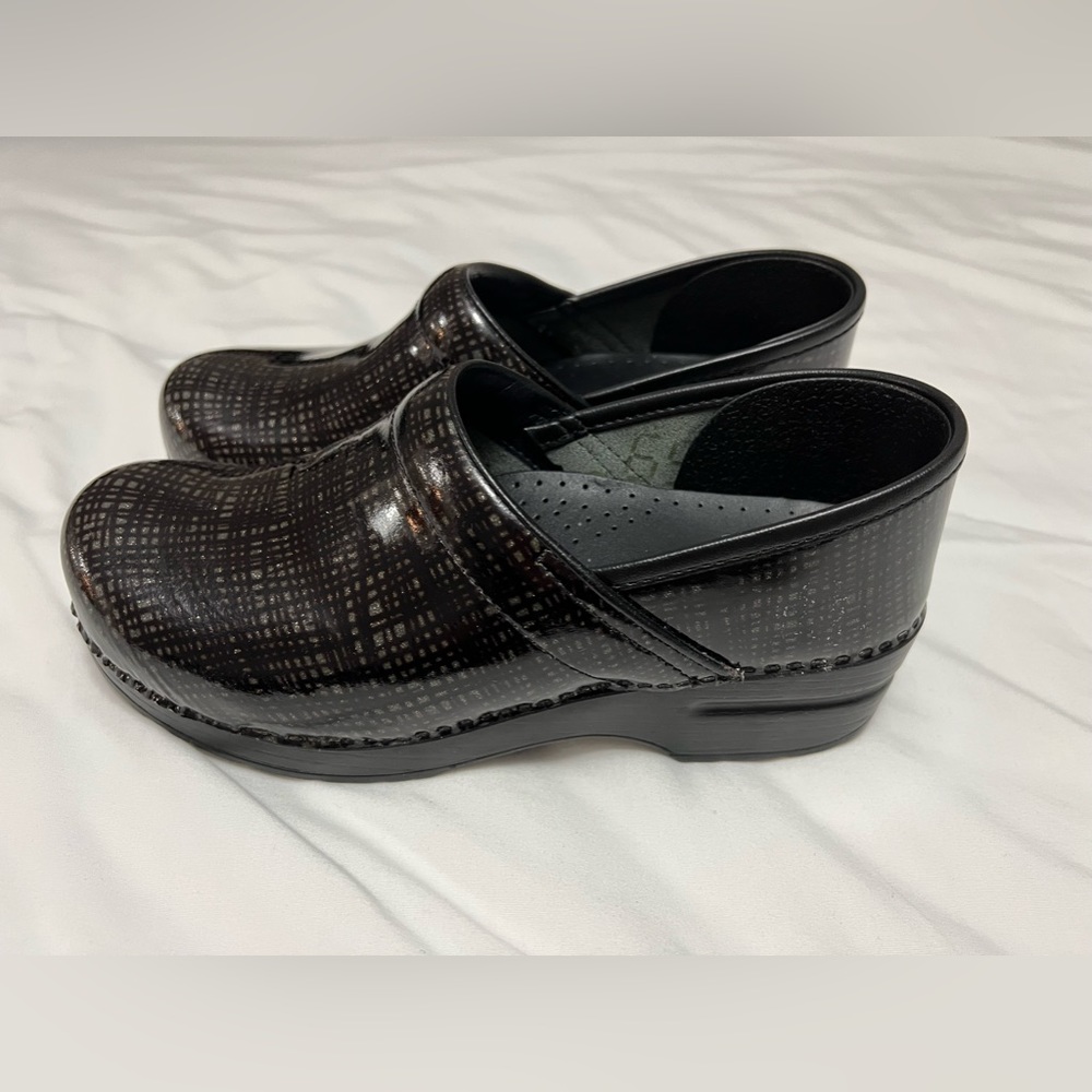 Barely worn Dansko shoes! Size 38.